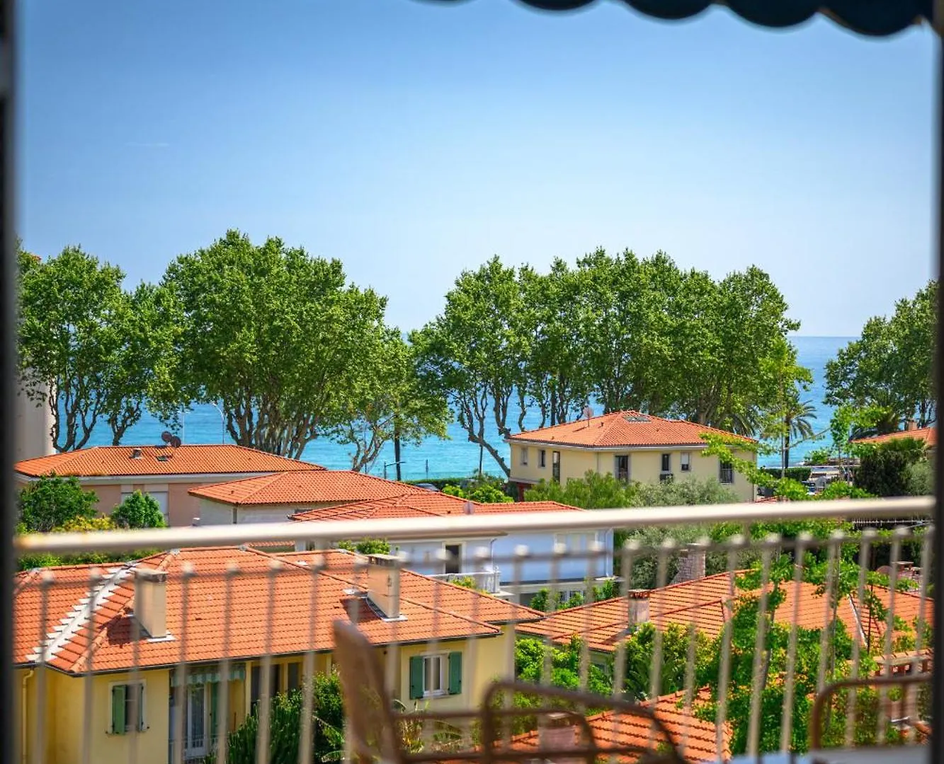 Sunny Apartment With Balcony Menton