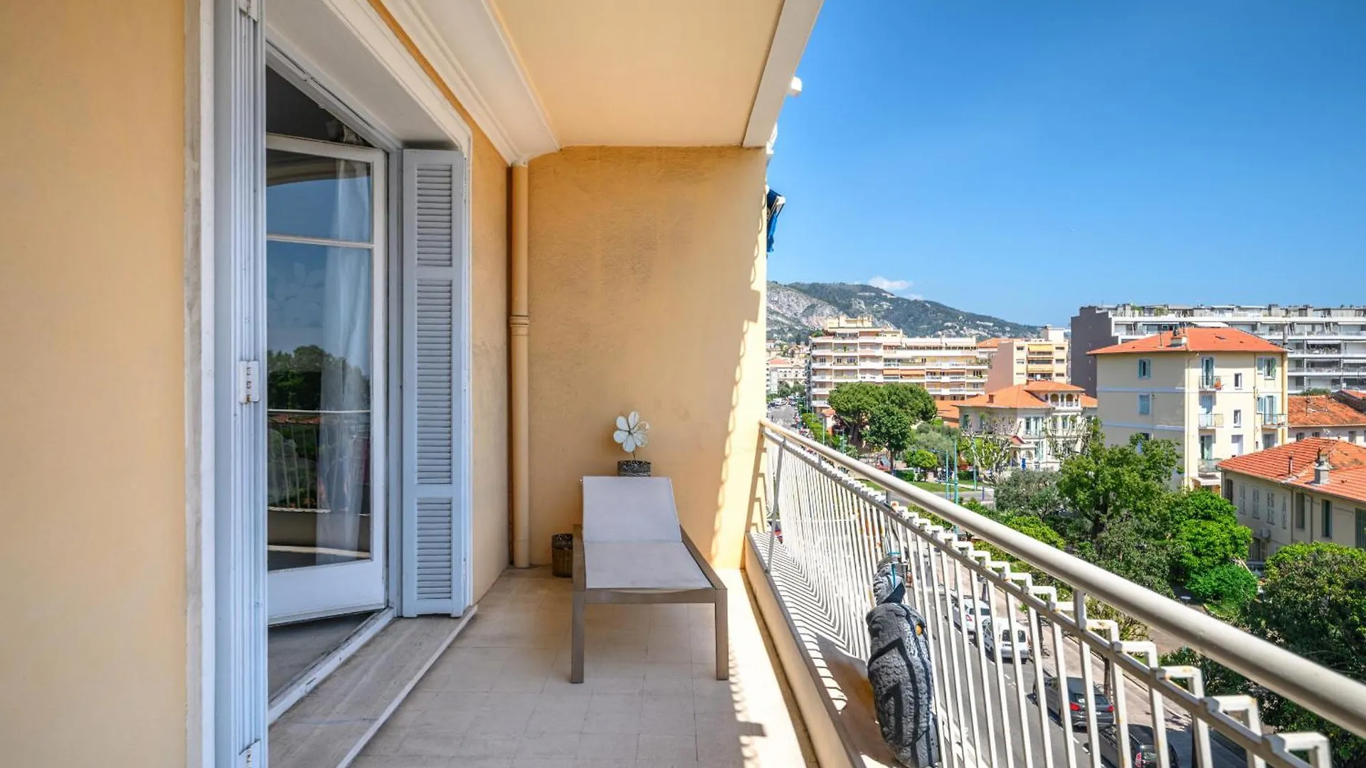 Sunny Apartment With Balcony Menton